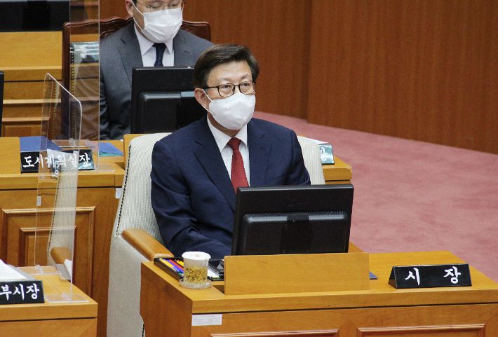 박형준 부산시장이 26일 열린 부산시의회 제296회 임시회 1차 본회의에 출석했다. 부산시의회 제공