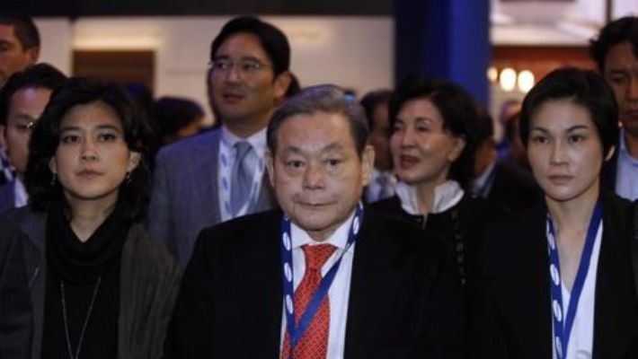 지난 2010년에 열린 CES2010에 참석한 이재용 삼성전자 부회장, 이부진 호텔신라 사장, 이서현 삼성복지재단 이사장과 故 이건희 회장의 모습. 삼성 제공