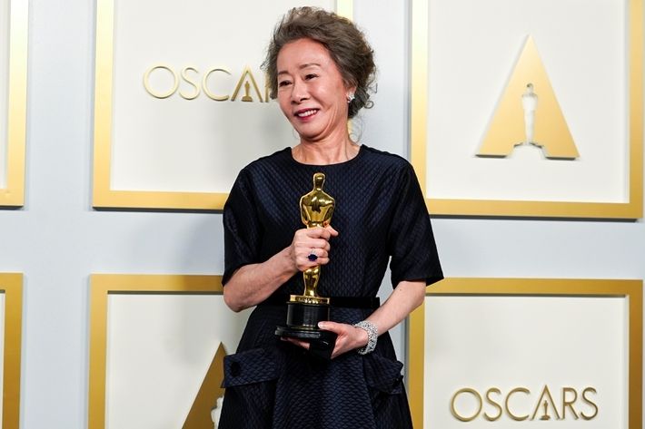 제93회 아카데미 시상식에서 한국 배우 최초로 여우조연상을 받은 배우 윤여정. 로이터-연합뉴스