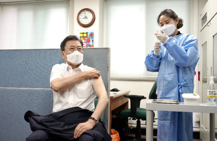 문재인 대통령이 30일 오전 서울 종로구보건소에서 아스트라제네카(AZ)사의 신종 코로나바이러스 감염증(코로나19) 백신 2차 접종을 위해 대기해 있다. 연합뉴스