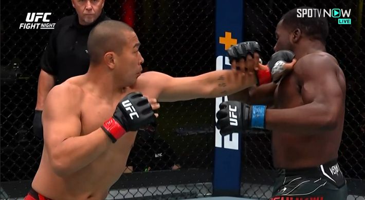 정확한 잽으로 상대를 제압한 박준용(왼쪽). SPOTV NOW 제공