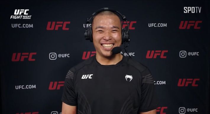 경기 후 인터뷰에서 '복서'라는 것을 강조하며 웃어 보이는 박준용. SPOTV 제공