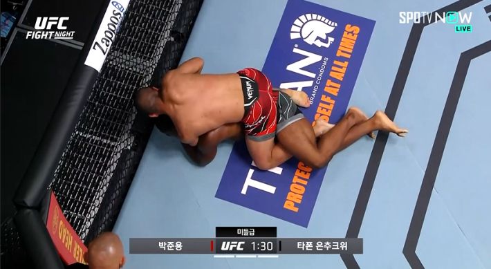 3라운드 테이크다운 후 상대를 완벽하게 제압한 박준용(위). SPOTV NOW 제공
