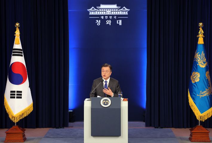 문재인 대통령이 10일 청와대 춘추관 대브리핑룸에서 취임 4주년 특별연설을 마치고 기자의 질문에 답하고 있다. 연합뉴스