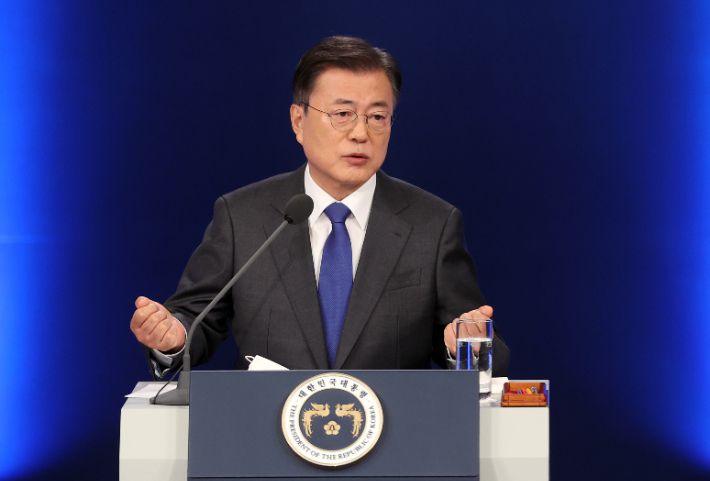 문재인 대통령이 10일 청와대 춘추관 대브리핑룸에서 취임 4주년 특별연설을 마치고 기자의 질문에 답하고 있다. 연합뉴스