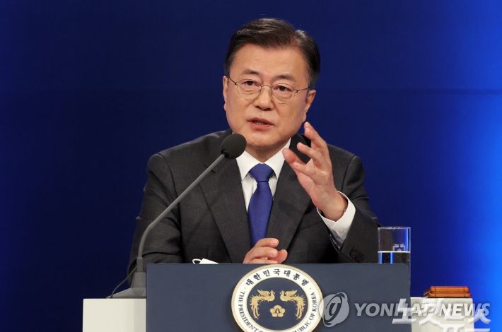 (서울=연합뉴스) 최재구 기자 = 문재인 대통령이 10일 청와대 춘추관 대브리핑룸에서 취임 4주년 특별연설을 마치고 기자의 질문에 답하고 있다. 2021.5.10 jjaeck9@yna.co.kr 연합뉴스