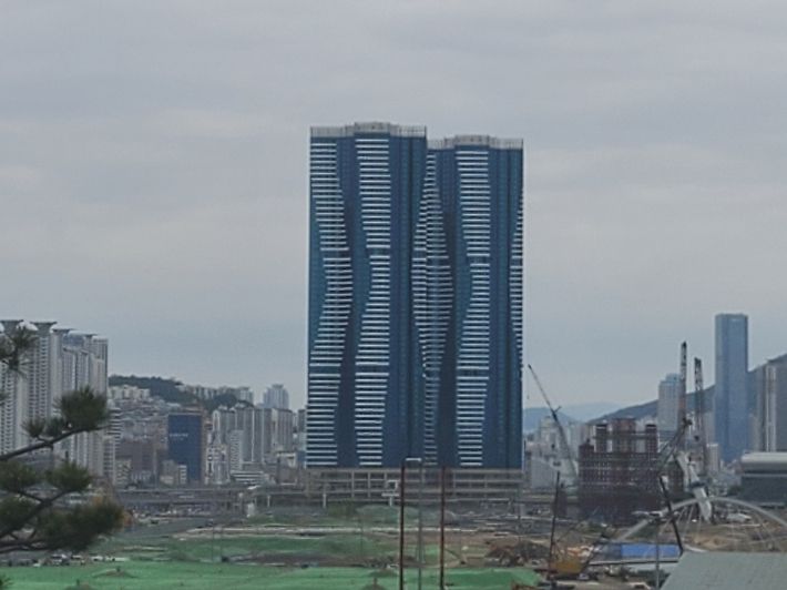 부산 동구 초량동 부산항 북항재개발 1단계 지구에 들어선 초고층 생활형 숙박시설(레지던스)'협성마리나 G7'일부 분양자들이 부산항만공사(BPA)에 터무니없는 민원을 제기하고 있다. 조선영 기자