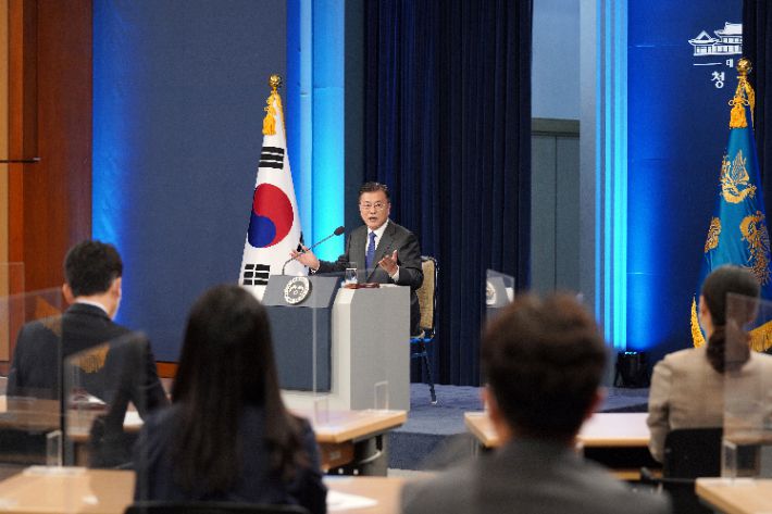 문재인 대통령이 지난 10일 청와대 춘추관 대브리핑룸에서 취임 4주년 특별연설을 마치고 기자의 질문에 답하고 있다. 연합뉴스