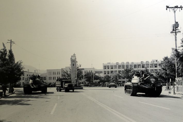 지난 6일 오후 광주 동구 옛 전남도청 별관에서 노먼 소프 5·18 기록사진 기증자료 특별전 언론공개행사가 열렸다. 전시는 노먼 소프가 아시아 월스트리트저널 서울지국 소속 기자로 1980년 5월 23일부터 27일까지 광주 현장에서 촬영한 사진, 당시 출입증과 카메라 등을 공개한다. 사진은 노먼 소프가 기록한 27일 오전 도청 앞 금남로의 계엄군 탱크와 차량의 모습. 연합뉴스