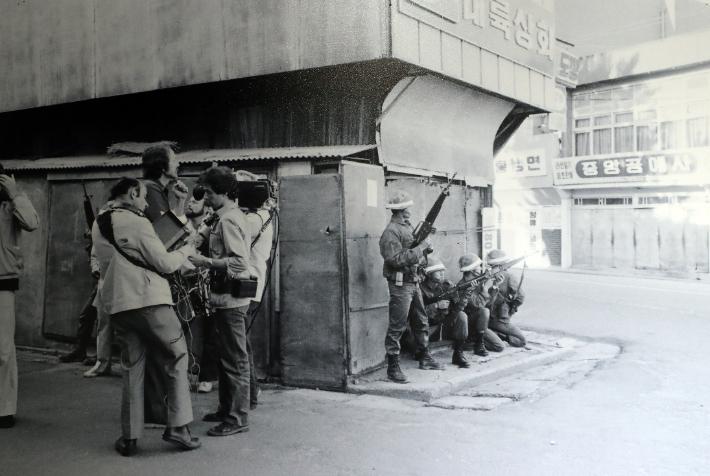 지난 6일 오후 광주 동구 옛 전남도청 별관에서 노먼 소프 5·18 기록사진 기증자료 특별전 언론공개행사가 열렸다. 전시는 노먼 소프가 아시아 월스트리트저널 서울지국 소속 기자로 1980년 5월 23일부터 27일까지 광주 현장에서 촬영한 사진, 당시 출입증과 카메라 등을 공개한다. 사진은 노먼 소프가 기록한 27일 전남도청 주변의 계엄군과 외신기자의 모습. 연합뉴스