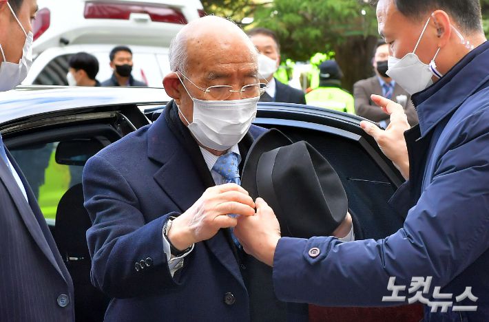 2020년 11월 30일 고 조비오 신부를 비난해 사자명예훼손 혐의로 재판에 넘겨진 전두환 씨가 30일 1심 선고 공판에 출석하기 위해 광주지방법원에 들어서고 있다. 자료사진