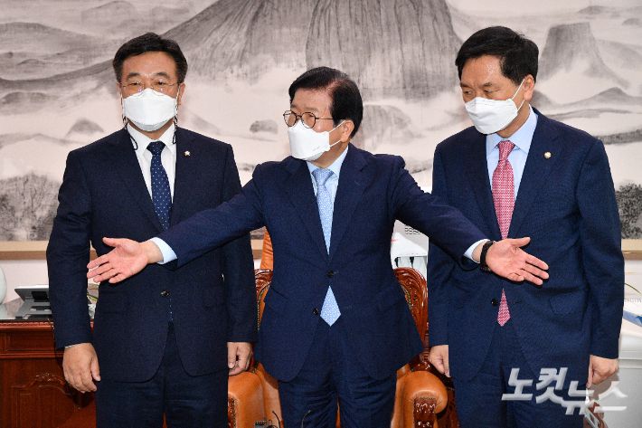 13일 오후 국회에서 박병석 국회의장 주재로 열린 여야 원내대표 회동에 더불어민주당 윤호중, 국민의힘 김기현 원내대표가 참석해 기념촬영을 하고 있다. 윤창원 기자