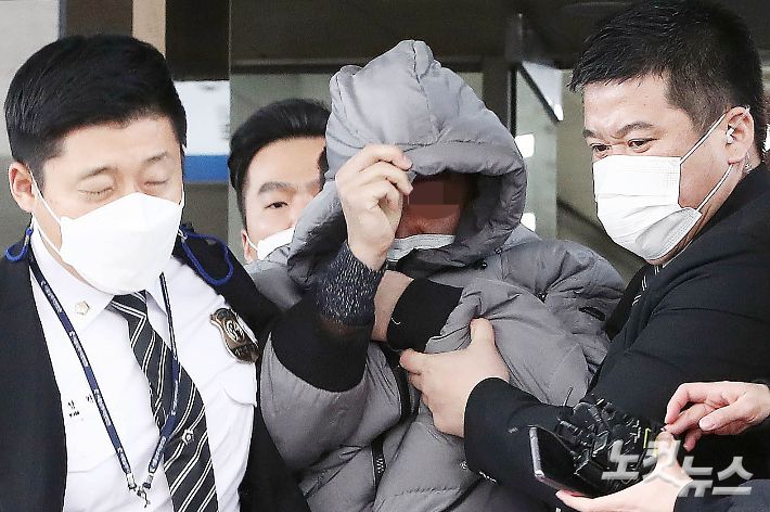 생후 16개월 된 정인이에게 장기간 학대를 가해 숨지게 한 혐의를 받는 양부 안모씨가 지난 1월 13일 첫 재판을 마친 뒤 서울 양천구 서울남부지방법원을 나서고 있다. 박종민 기자