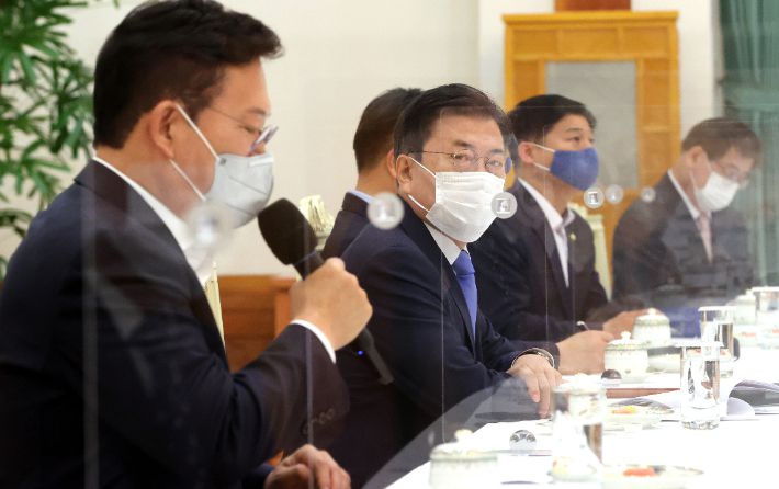 송영길 대표 발언 듣는 문재인 대통령. 연합뉴스