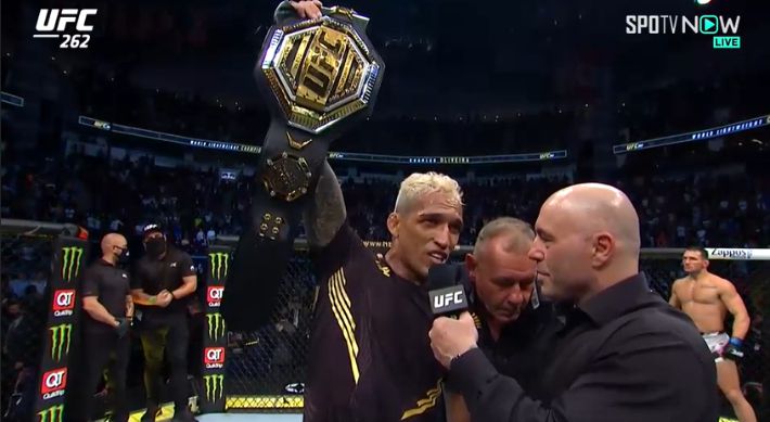 라이트급 챔피언 벨트를 들고 인터뷰 중인 찰스 올리베이라. SPOTV NOW 제공