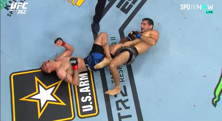 베네일 다리우쉬의 힐훅 공격을 버티는 토니 퍼거슨(왼쪽). SPOTV NOW 제공