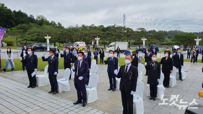 17일 5·18민중항쟁 제41주년 추모제에서 정운천 국민의힘 의원 등이 '임을 위한 행진곡'을 제창하고 있다. 김한영 기자