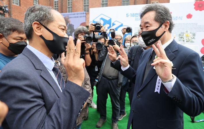 더불어민주당 이낙연 전 대표가 18일 오전 서울 서대문형무소역사관에서 열린 '5·18 민중항쟁 제41주년 서울기념식'가 끝난 뒤 '세 손가락 경례'를 하며  미얀마연방공화국 민족통합정부 한국대표부 얀 나이 툰 대표와 이야기를 하고 있다. 연합뉴스