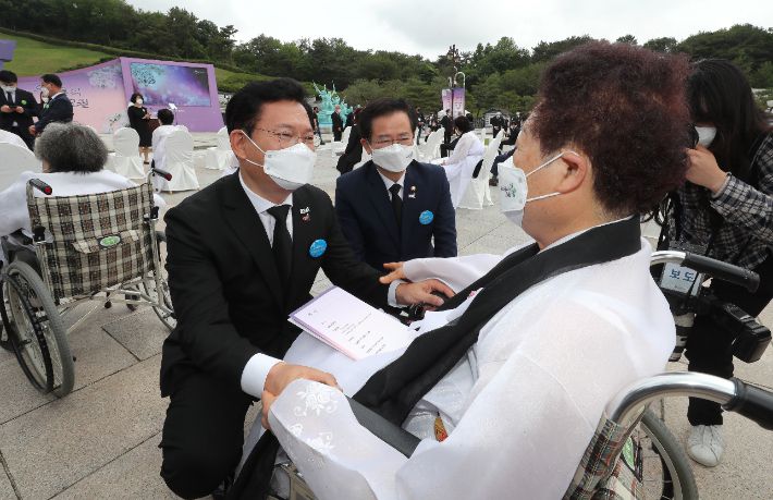 더불어민주당 송영길 대표(왼쪽)가 18일 오전 광주 북구 국립 5·18 민주묘지에서 열린 제41주년 5·18 민주화운동 기념식에 참석해 유가족과 인사하고 있다. 연합뉴스