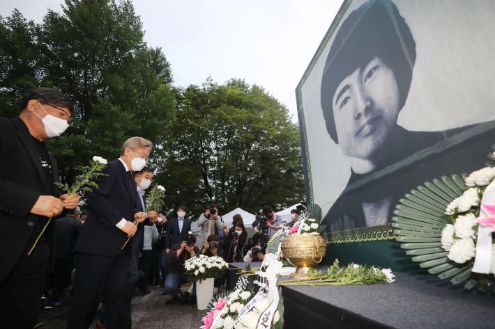 이재명 경기지사(왼쪽 두번째)가 지난 17일 전북대에서 열린 이세종 열사 추모식에서 헌화하고 있다. 5.18 민주화 항쟁 첫 희생자인 이 열사 추모식은 매년 5월 17일에 열린다. 연합뉴스