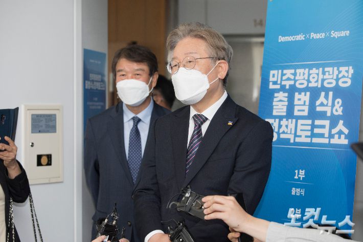 12일 오전 서울 상암동에 위치한 서울미디어대학원대학교 상암연구센터에서 열린 민주평화광장 출범식&정책토크쇼에 이재명 경기도지사가 참석해 인사말을 한 뒤 기자들과 일문일답을 하고 있다. 국회사진취재단