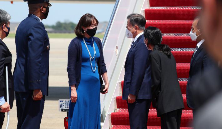 한미 정상회담에 참석하는 문재인 대통령이 19일(현지시간) 미국 워싱턴 앤드류스 공군기지에 도착, 로버츠 의전장과 인사하고 있다. 연합뉴스