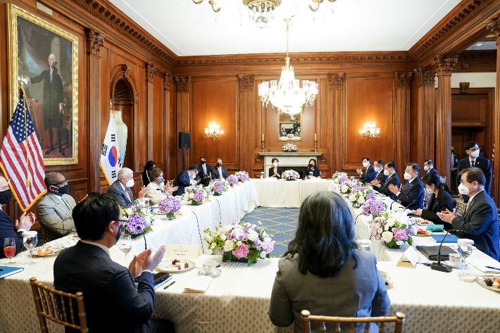 미국을 방문 중인 문재인 대통령이 20일 오후(현지시간) 워싱턴 국회의사당에서 열린 미국 연방하원의원 지도부와 간담회에서 발언을 마치고 박수를 받고 있다. 연합뉴스