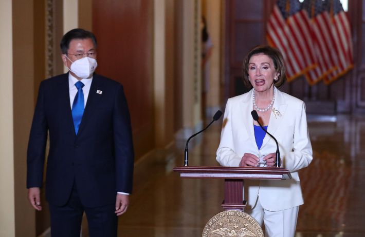 낸시 펠로시 미국 연방하원의회 의장이 20일 오후(현지시간) 워싱턴 국회의사당에서 문재인 대통령과 간담회에 앞서 발언하고 있다. 연합뉴스
