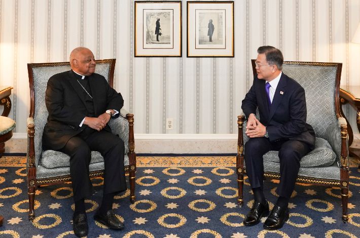 문재인 대통령이 22일 오전(현지시간) 미국 워싱턴 한 호텔에서 윌튼 그레고리 추기경 겸 워싱턴 대주교를 만나고 있다. 연합뉴스