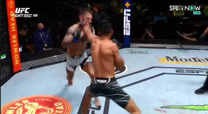 잽으로 상대를 압도한 롭 폰트. SPOTV NOW 제공