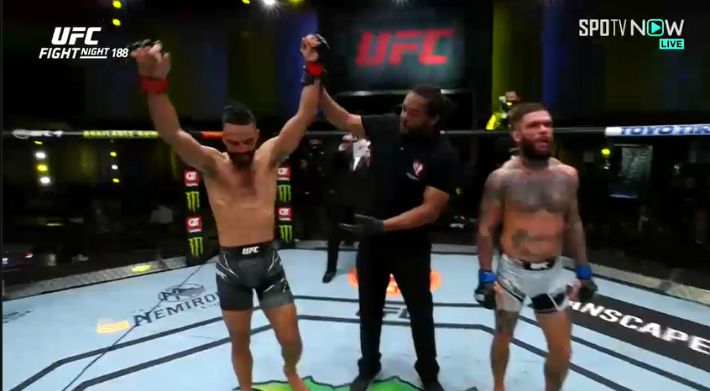 판정승을 거둔 롭 폰트(왼쪽). SPOTV NOW 제공