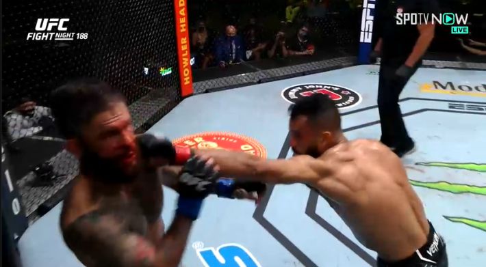 잽 공격을 시도하는 롭 폰트(오른쪽). SPOTV NOW 제공