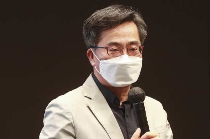 김동연 유쾌한반란 이사장이 21일 오후 서울 여의도 KB금융 국민은행 신관에서 열린 ''청년들과 공감, 소통의 장, 영리해(Young+Understand)'' 강연에서 인사말을 하고 있다. 연합뉴스