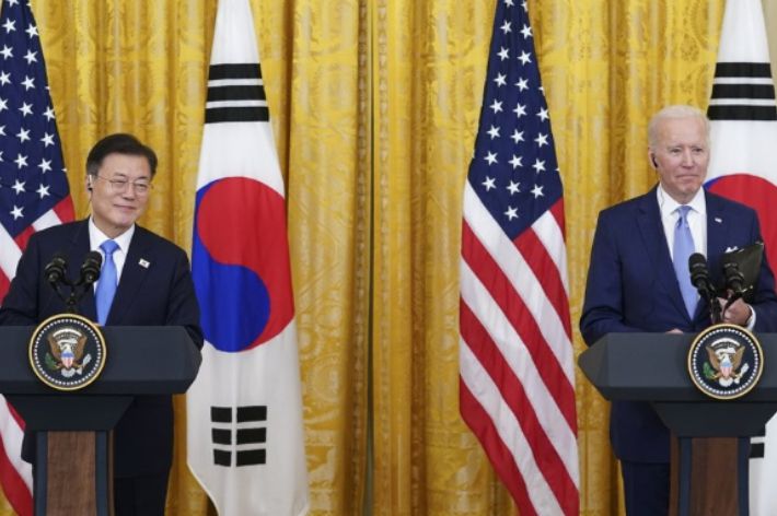 문재인 대통령이 21일 오후(현지시간) 한ㆍ미 정상회담을 마치고 조 바이든 미국 대통령과 함께 참석한 공동기자회견에서 기자들의 질문에 답하고 있다. 연합뉴스