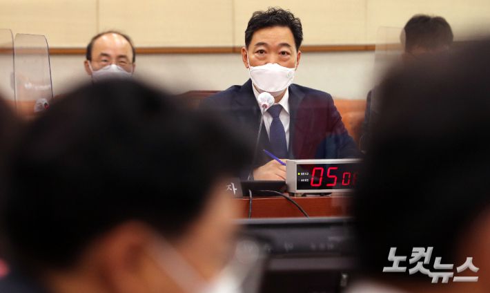 김오수 검찰총장 후보자가 26일 국회 법제사법위원회 회의장에서 열린 인사청문회에서 의원들의 질의에 답하고 있다. 윤창원 기자