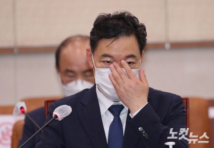 김오수 검찰총장 후보자가 26일 오후 국회 법제사법위원회에서 열린 인사청문회에서 마스크를 만지고 있다. 윤창원 기자