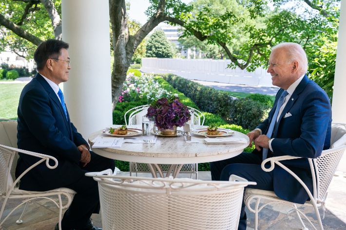 문재인 대통령이 지난 21일(현지시간) 백악관에서 조 바이든 미국 대통령과 크랩케이크로 오찬을 하며 대화하고 있다. 연합뉴스