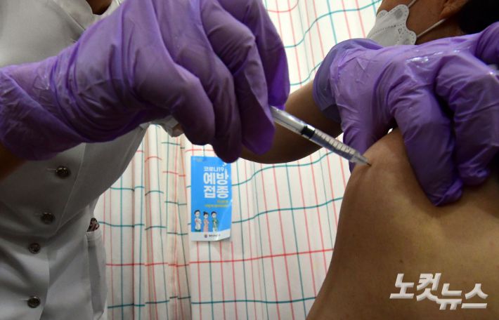 65세에서 74세까지 고령층에 대한 아스트라제네카(AZ) 백신 1차 접종이 시작된 27일 오전 서울 양천구 힘찬병원을 찾은 어르신들이 백신접종을 하고 있다. 황진환 기자