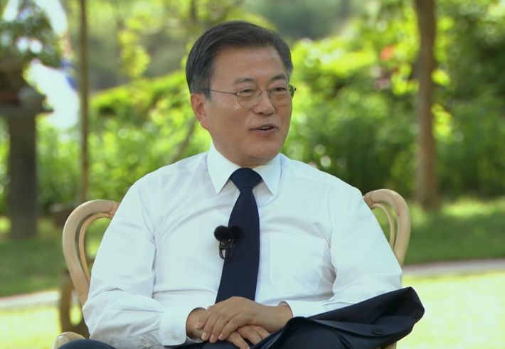 'P4G 서울 녹색미래 정상회의' 특별 홍보영상에 출연한 문재인 대통령이 폐페트병으로 만든 넥타이를 소개하고 있다. 청와대 유튜브 캡처