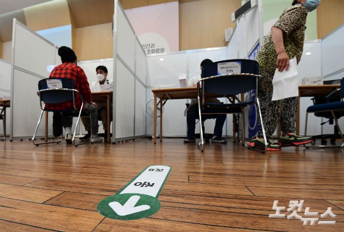어르신들이 화이자 백신을 접종에 앞서 예진을 받고 있다. 황진환 기자