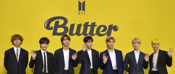 그룹 방탄소년단이 21일 서울 송파구 올림픽공원 올림픽홀에서 열린 디지털 싱글 '버터(Butter)' 발매 기념 글로벌 기자간담회에서 포즈를 취하고 있다. 왼쪽부터 뷔, 슈가, 진, 정국, RM, 지민, 제이홉. 박종민 기자