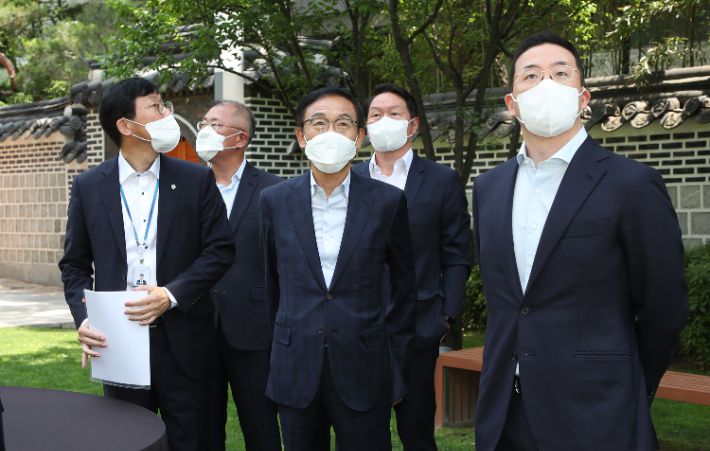 2일 청와대 상춘재에서 정의선 현대자동차그룹 회장(왼쪽 두번째부터), 김기남 삼성전자 부회장, 최태원 SK 그룹 회장, 구광모 LG 그룹 회장 등 4대 그룹 대표가 문재인 대통령과의  간담회를 위해 참석해 있다. 왼쪽은 이호승 정책실장. 연합뉴스