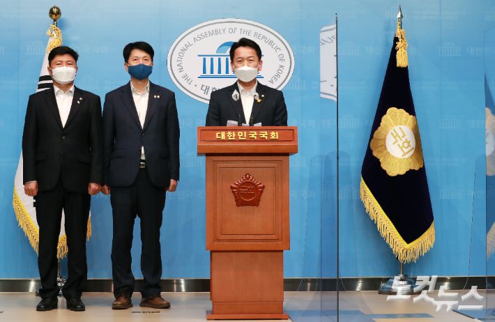 더불어민주당 초선 의원 모임 '더민초'의 운영위원장인 고영인 의원이 3일 국회 소통관에서 문재인 대통령과의 간담회 결과를 발표하고 있다. 앞서 문 대통령은 이날 오전 더불어민주당 초선의원을 청와대로 초청해 약 1시간 15분동안 간담회를 진행했다. 왼쪽부터 더불어민주당 홍기원, 오기형, 고영인 의원. 윤창원 기자