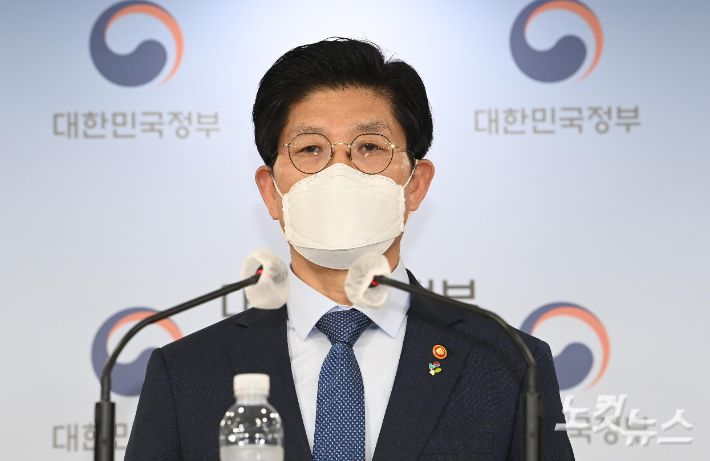 노형욱(오른쪽) 국토교통부 장관이 7일 오전 서울 종로구 정부서울청사에서 '한국토지주택공사(LH) 혁신방안' 관계부처 합동 브리핑을 하고 있다. 박종민 기자