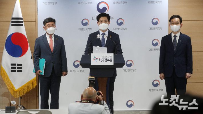 노형욱 국토교통부 장관이 7일 서울 종로구 정부서울청사에서 한국토지주택공사(LH) 혁신방안 관계부처 합동 브리핑을 하고 있다. 박종민 기자