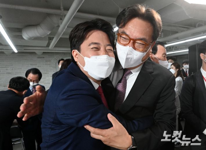 당 대표로 선출된 이준석 대표가 기뻐하며 정진석 의원과 포옹하고 있다. 윤창원 기자