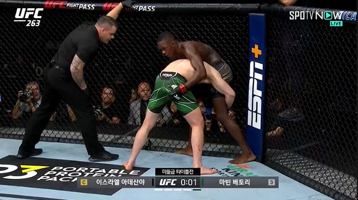 마빈 베토리가 적극적으로 나서지 않자 상대 엉덩이를 쥐어 잡는 이스라엘 아데산야(오른쪽). SPOTV NOW 제공