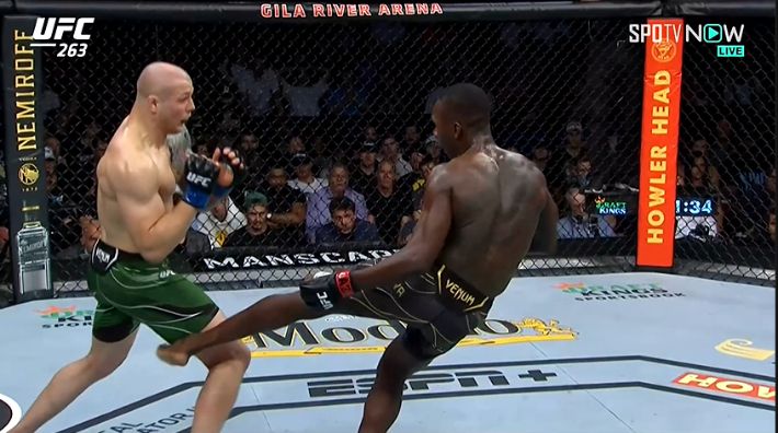 상대를 꽁꽁 묶었던 이스라엘 아데산야(오른쪽)의 레그킥. SPOTV NOW 제공