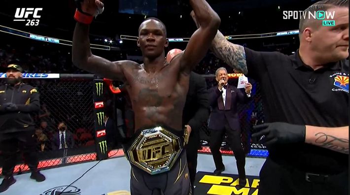 UFC 미들급 3차 방어전에 성공한 이스라엘 아데산야. SPOTV NOW 제공