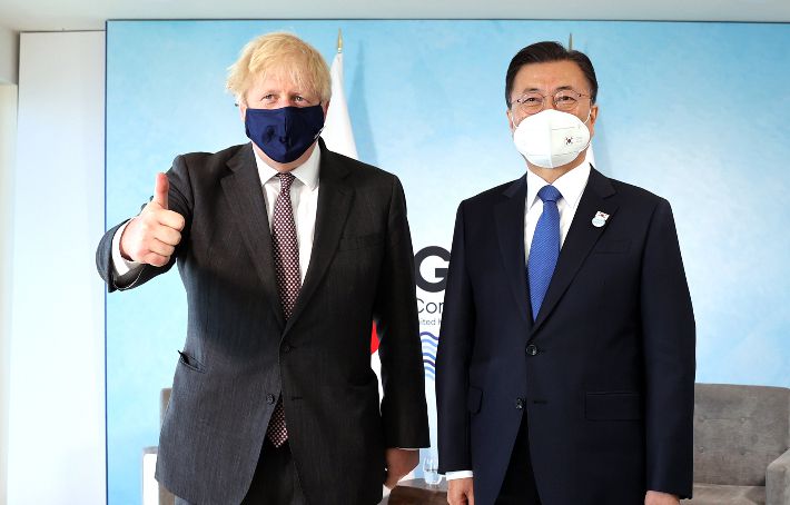 G7 정상회의 참석차 영국을 방문 중인 문재인 대통령이 13일(현지시간) 영국 콘월 카비스베이에서 열린 보리스 존슨 영국 총리와의 양자회담에서 기념촬영을 하고 있다. 연합뉴스